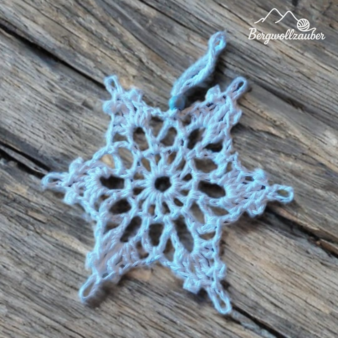 Handgehäkelte Weihnachtsanhänger - Schneeflocken, Sterne & co mit Holzperle