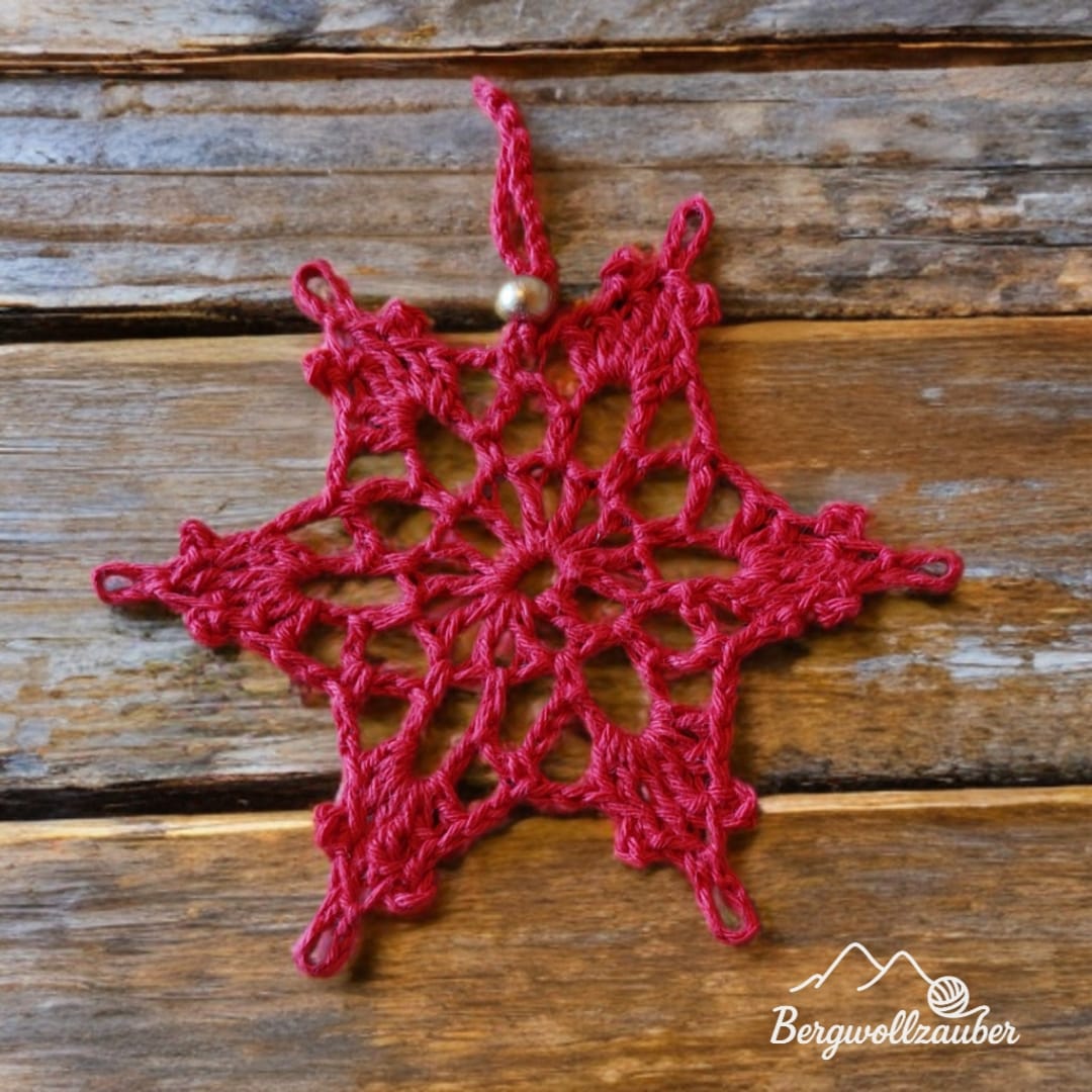 Handgehäkelte Weihnachtsanhänger - Schneeflocken, Sterne & co mit Holzperle