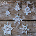 Handgehäkelte Weihnachtsanhänger - Schneeflocken, Sterne & co mit Holzperle