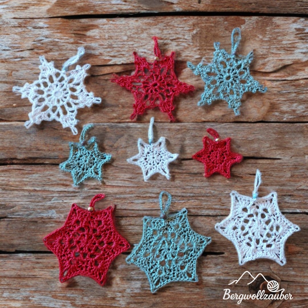 Handgehäkelte Weihnachtsanhänger - Schneeflocken, Sterne & co mit Holzperle