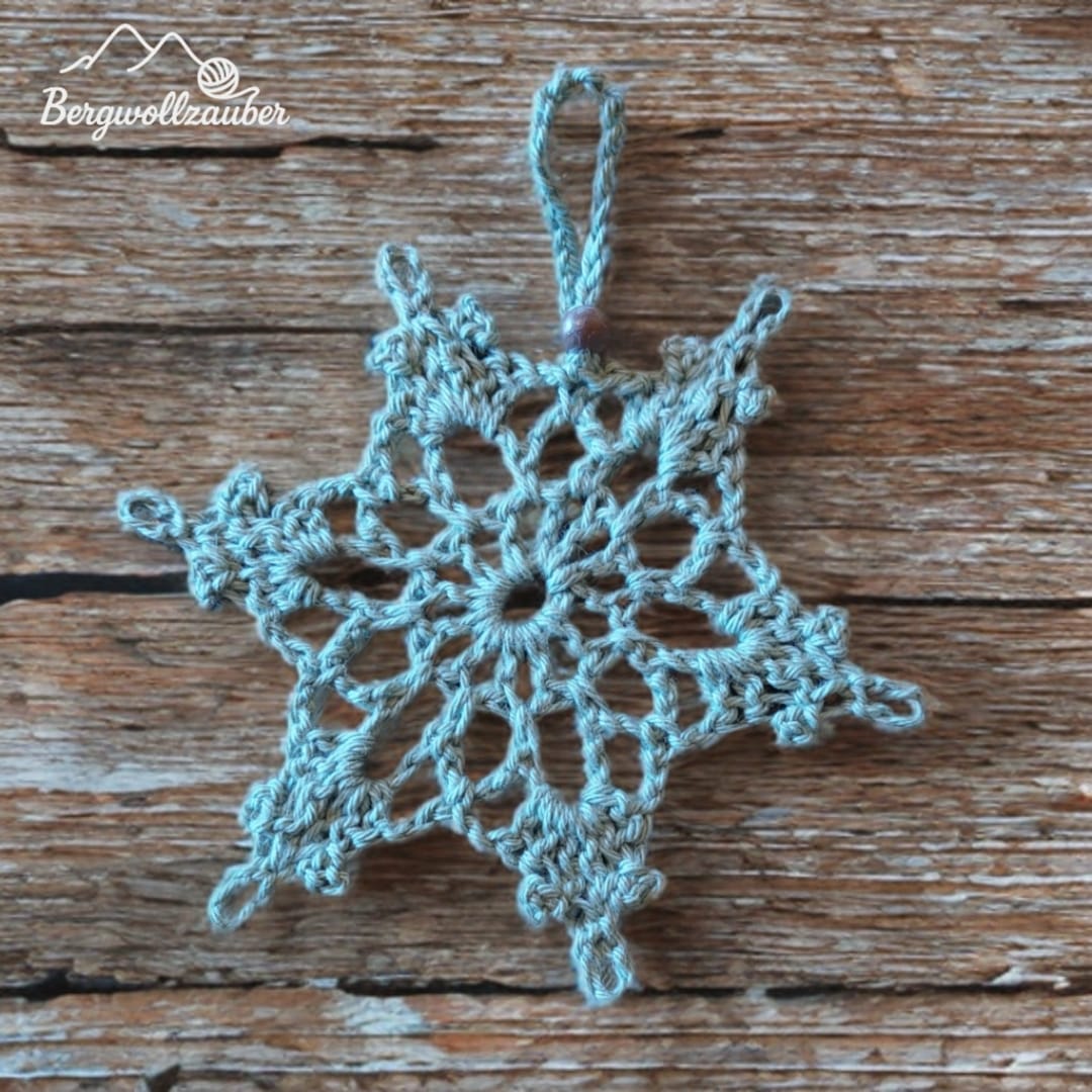 Handgehäkelte Weihnachtsanhänger - Schneeflocken, Sterne & co mit Holzperle